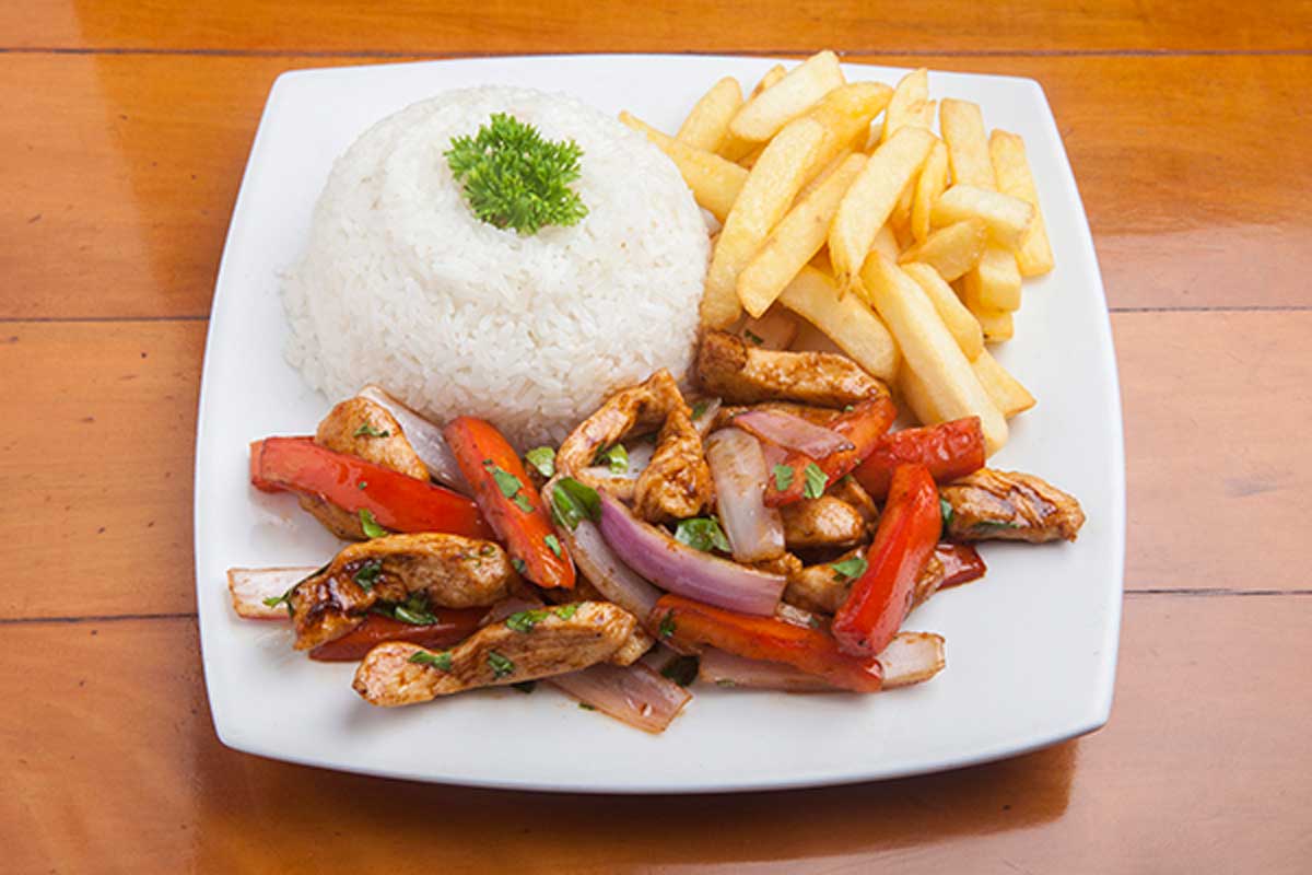 Saltado de pollo con papa frita